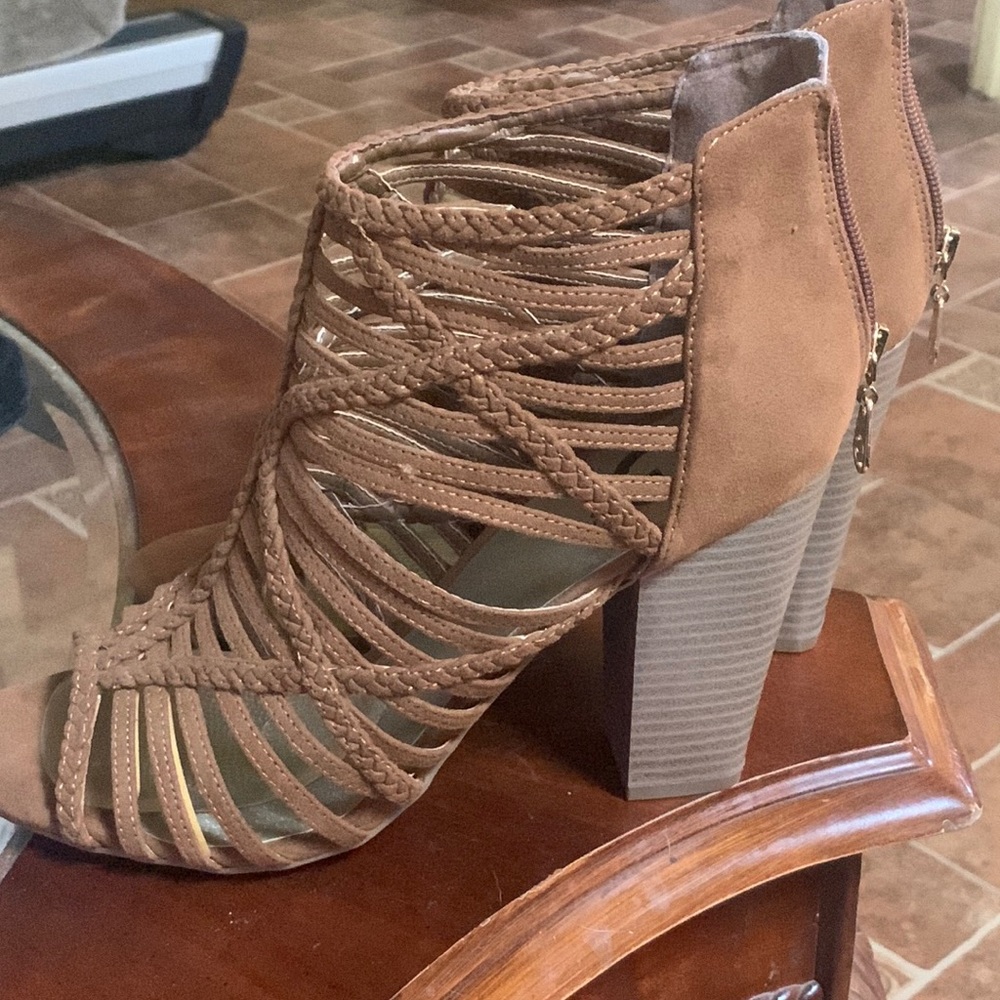 Sandals with heel